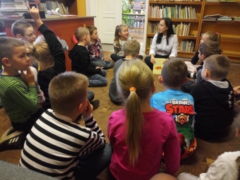 Klasy I z wizytą w bibliotece.