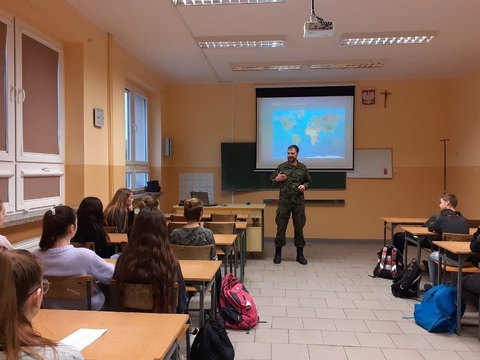 Zajęcia i spotkanie z wykładowcą Centrum Szkolenia Wojsk Lądowych w Poznaniu.