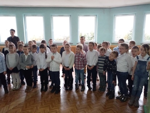 Pasowanie na czytelnika klas pierwszych. 