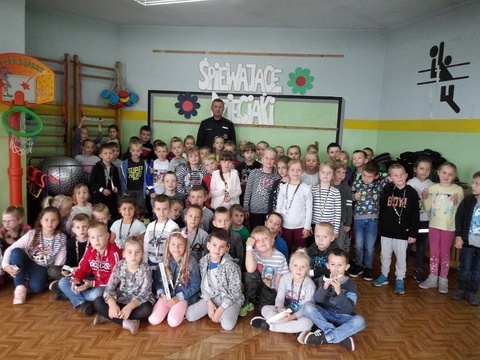 Spotkanie z policjantem klas pierwszych.