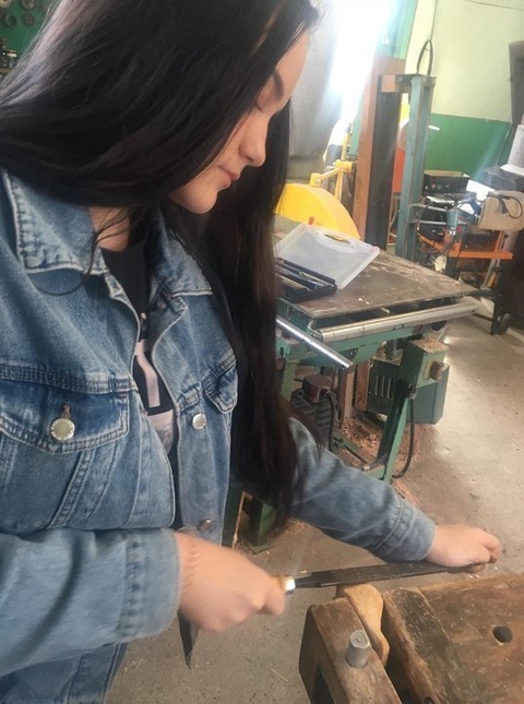 Klasa 1LO z wizytą u rzeźbiarza.