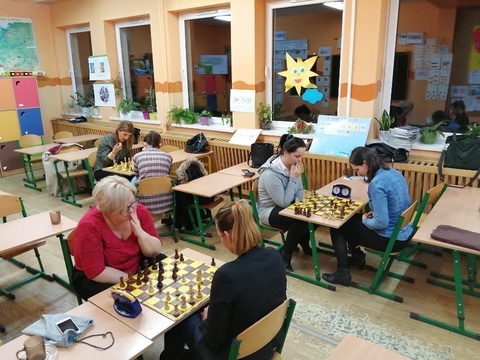 Mama, tata daje mata