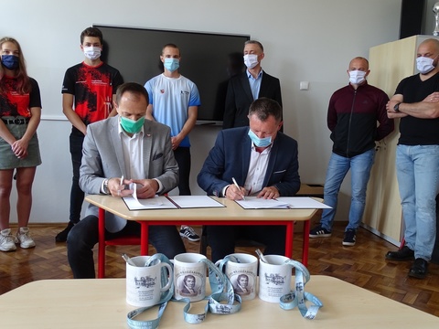 Podpisanie porozumienia między szkołą a UKS 