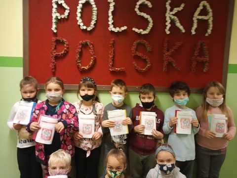 Klasy pierwsze uczciły Święto Odzyskania Niepodległości.