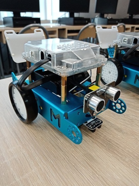 Nowe roboty w pracowni komputerowej.