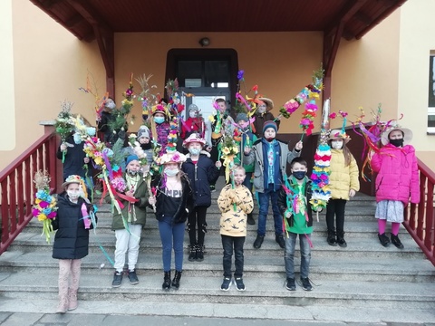 Powitanie wiosny przez klasy trzecie.