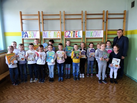 Uroczyste pasowanie na czytelnika.