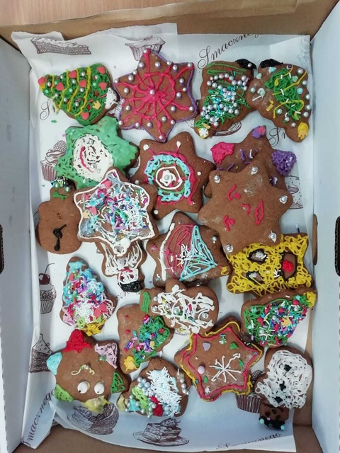 Wielkie dekorowanie pierników w klasie 1c.