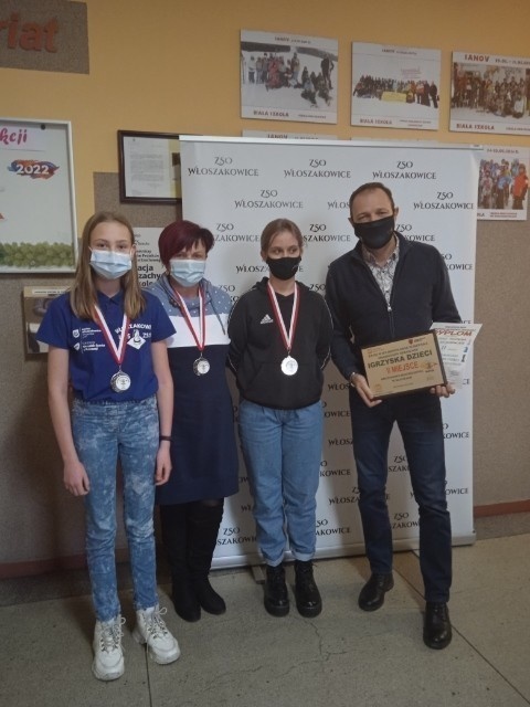 Spotkanie medalistek szachowych z dyrektorem.