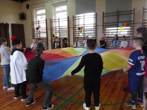 Karnawałowe zabawy z animatorem