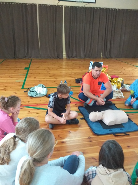 Klasa 3a wie, jak udzielać pierwszej pomocy.