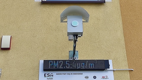 Czujnik smogu na budynku szkoły
