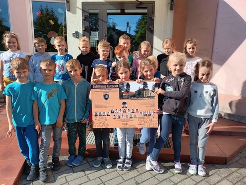 Klasy pierwsze po pasowaniu.