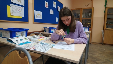 Klasa 8b i c pracowała z zestawami LEGO education.