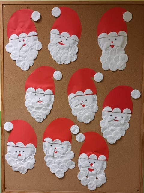 Świąteczne dekoracje w małej szkole.