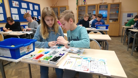 8a poznała zasady budowy przekładni kątowej.