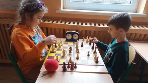 Najmłodsi przy szachownicach