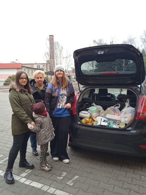 Nasze wolontariuszki pomagają bezdomnym zwierzętom.