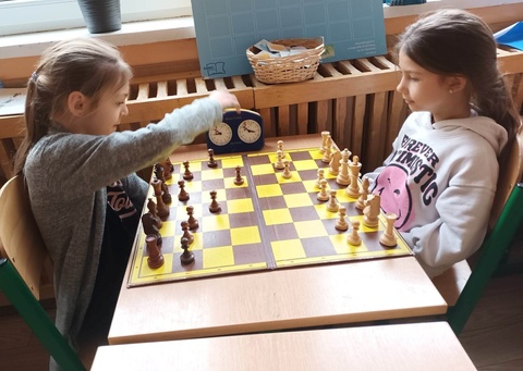 Najmłodsi uczniowie przy szachownicach