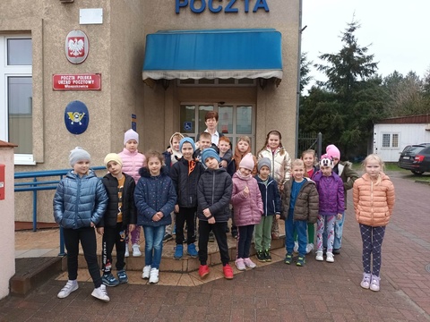 Klasy pierwsze z wizytą w Urzędzie Pocztowym we Włoszakowicach