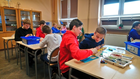 Stok narciarski z klocków LEGO na fizyce.