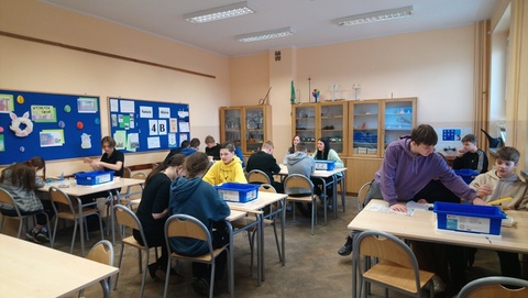 Równia pochyła na lekcji fizyki w klasie 8b.