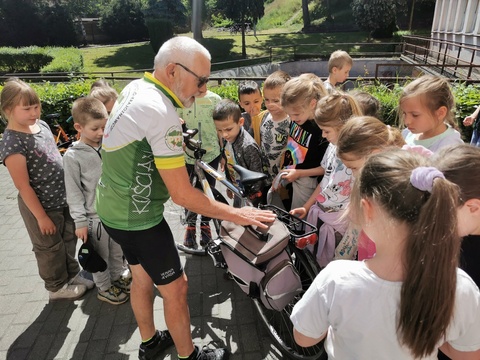 Spotkanie klas pierwszych z panem Kazimierzem Jankowiakiem.