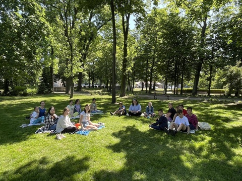 Wyjątkowa lekcja języka polskiego w parku