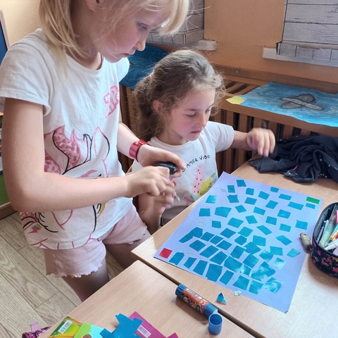 1b bawi się w autorów gier.