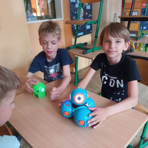 Dot i Dash w 1b i 2a.