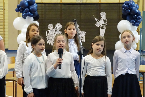 Apel z okazji Dnia Edukacji Narodowej w Szkole Podstawowej.