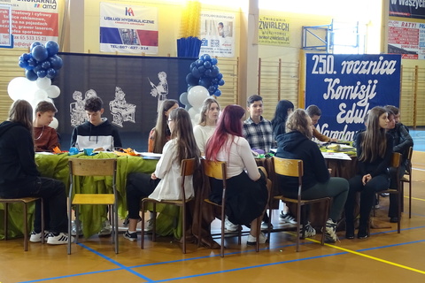 Apel z okazji Dnia Edukacji Narodowej przygotowany przez licealistów.