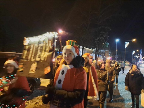 Licealiści w korowodzie światła.