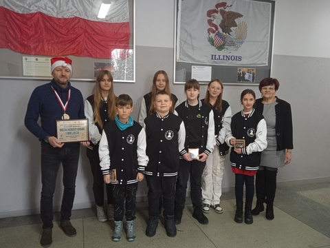 Pamiatkowy grawerton dla Dyrektora od szachistów.