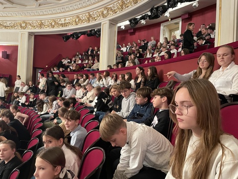 klasa 7b na spektaklu 