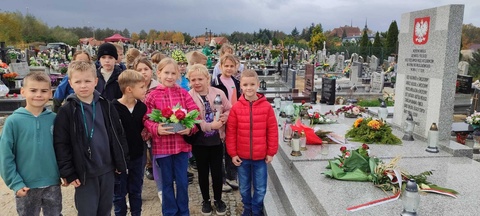 Uczniowie klasy IIa wraz z wychowawcą uczcili pamięć zmarłych