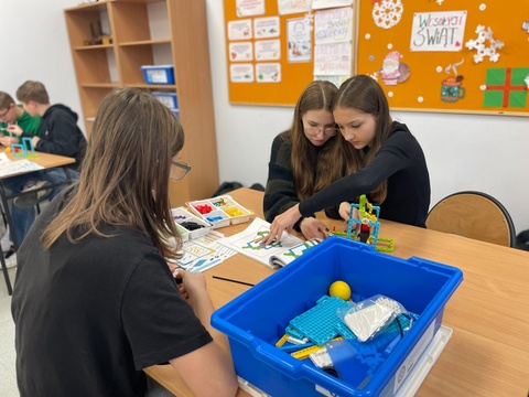 Uczniowie klasy 7c na lekcji fizyki badali ruch samochodu napędzanego przez akrobatę.