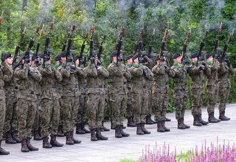 Uroczysty capstrzyk z okazji Święta Patrona Szkoły Branżowej