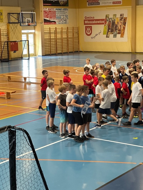 Międzyszkolny turniej piłki ręcznej klas trzecich.