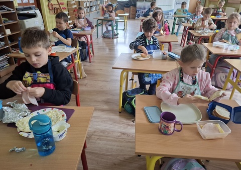 Pierwszaki robią kanapki