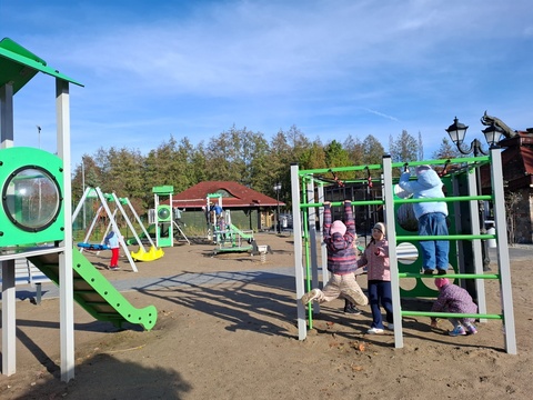 Klasa 1b na placu zabaw