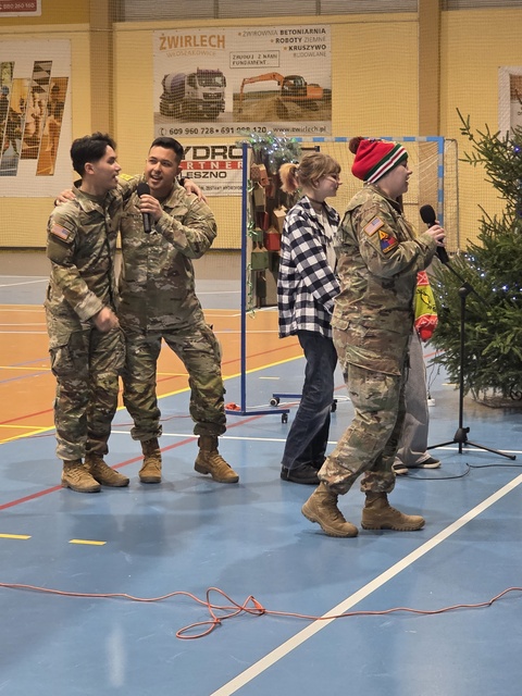 Świąteczna wizyta zaprzyjaźnionych żołnieży amerykańskich.